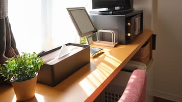 Escritorio, cortinas blackout, wifi gratis y ropa de cama