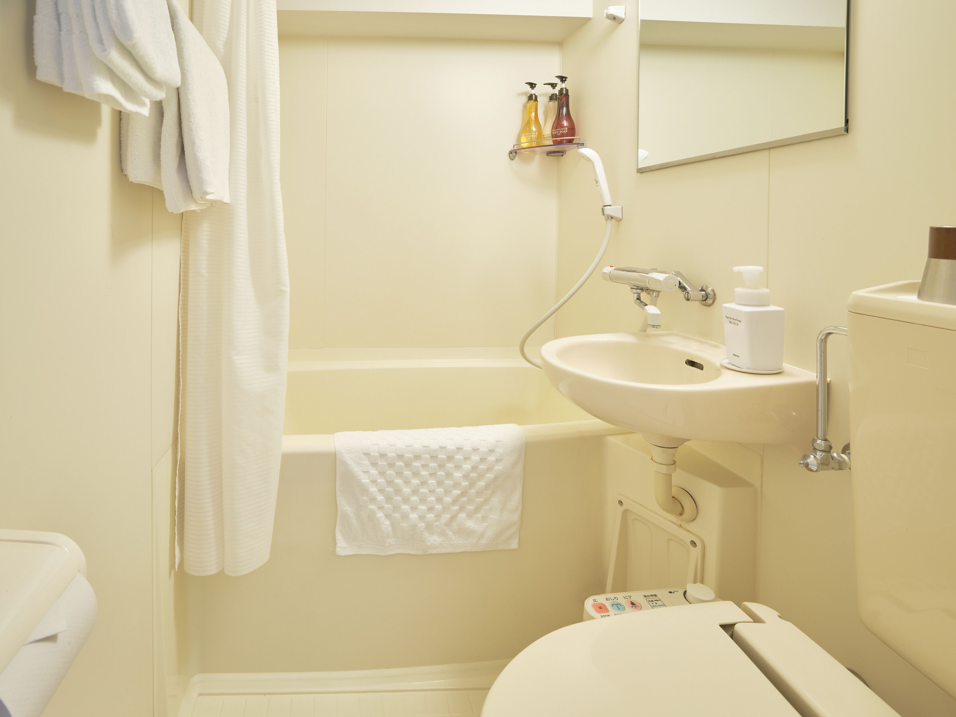 Ducha y bañera combinadas y artículos de higiene personal gratuitos