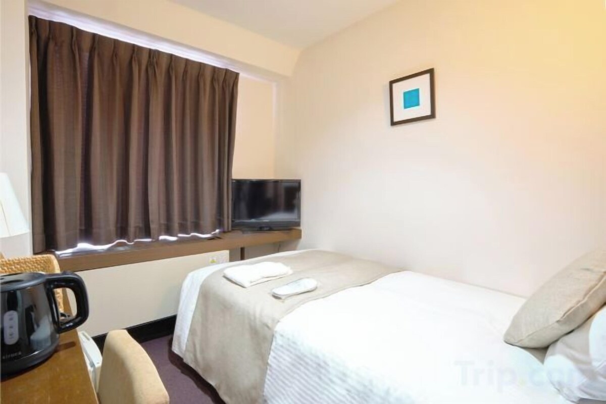 Desk, blackout drapes, WiFi (free), bed sheets