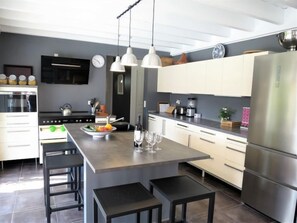 Een koelkast, een microgolfoven, een oven, een vaatwasser