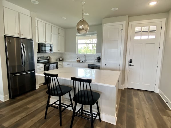 Réfrigérateur, micro-ondes, four, plaque de cuisson