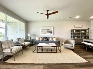 Smart-TV, peis, bøker og stereoanlegg