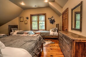 6 bedrooms, iron/ironing board, WiFi, bed sheets