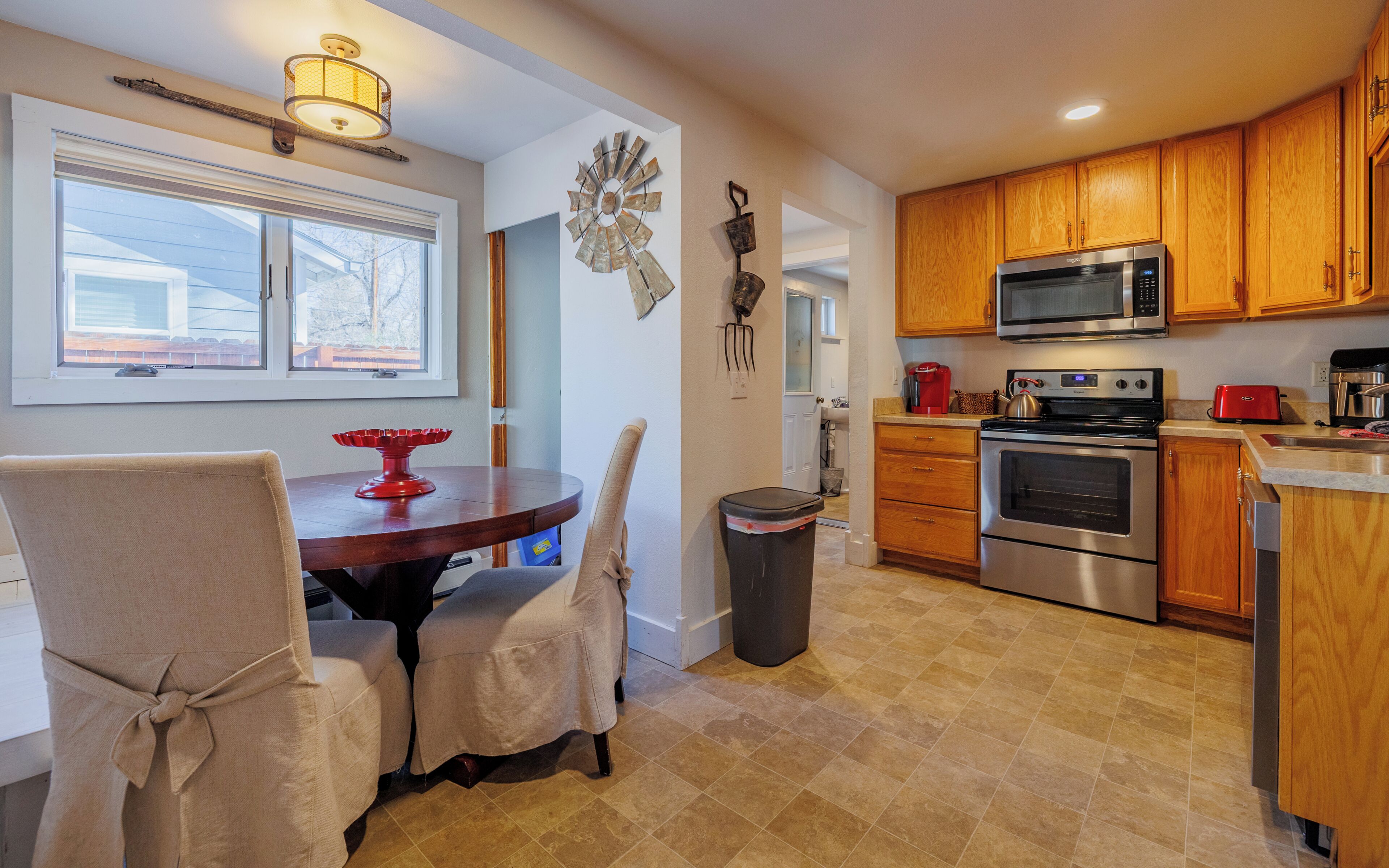 Geladeira, micro-ondas, fogão, cooktop