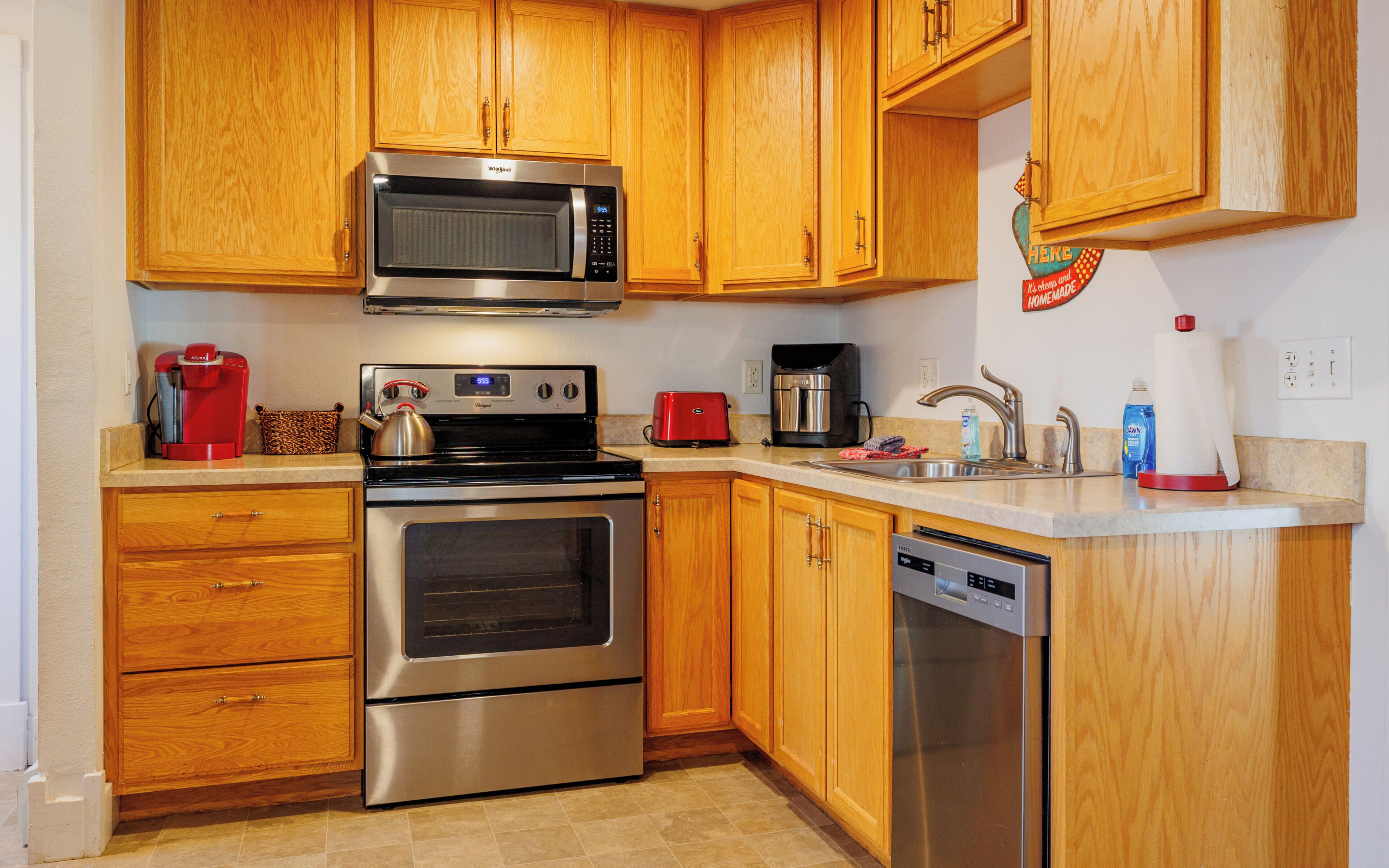 Kjøleskap, mikrobølgeovn, ovn og kokeplater