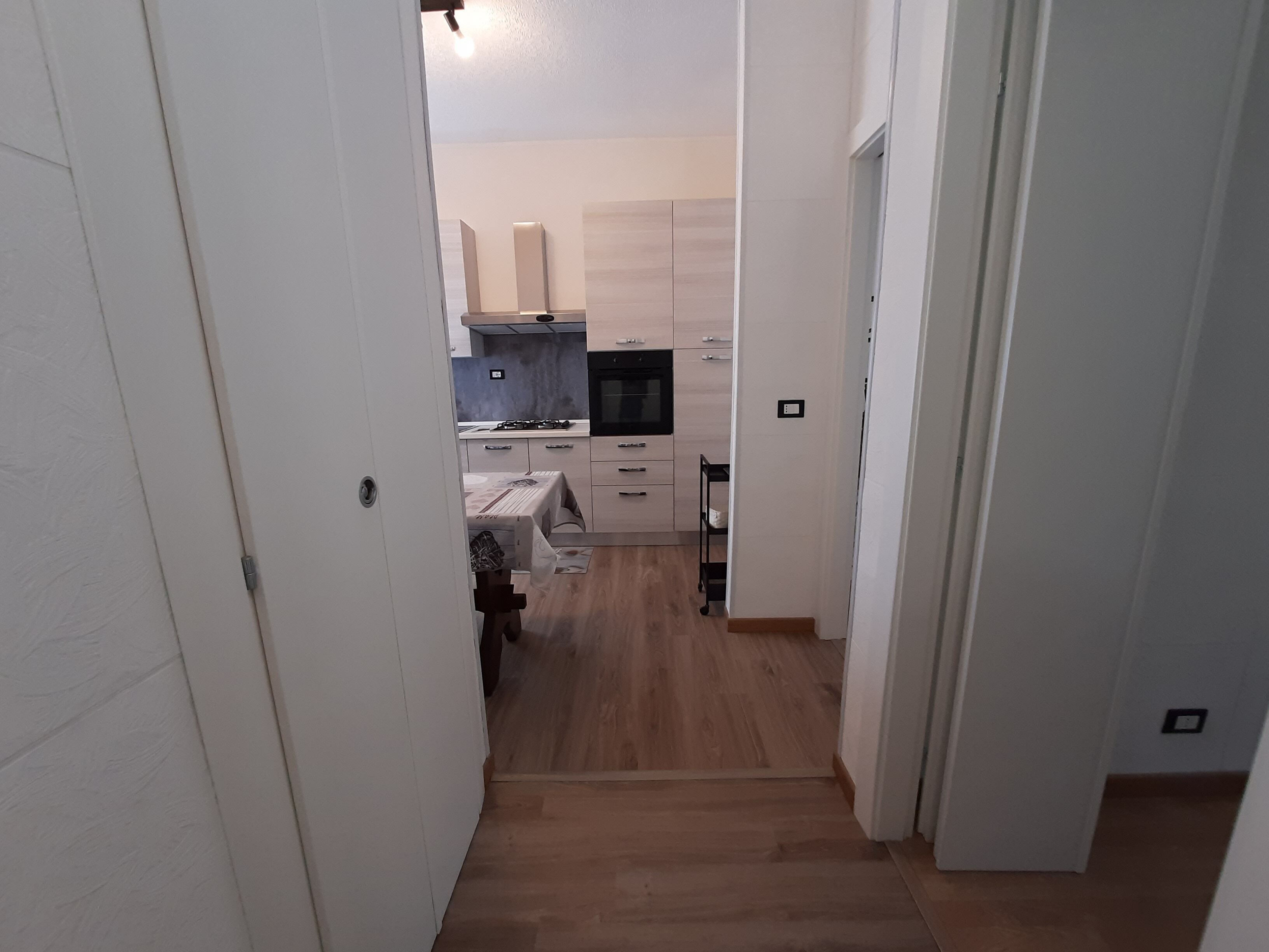 Kühlschrank, Ofen, Herdplatte, Wasserkocher mit Kaffee-/Teezubehör