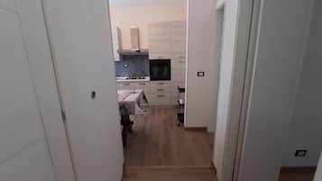 KĂŒhlschrank, Ofen, Herdplatte, Wasserkocher mit Kaffee-/Teezubehör