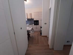 Réfrigérateur, four, plaque de cuisson, cafetière/bouilloire