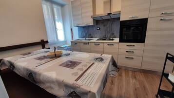 Réfrigérateur, four, plaque de cuisson, cafetiÚre/bouilloire