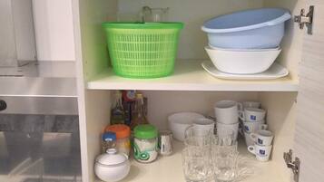 Kühlschrank, Ofen, Herdplatte, Wasserkocher mit Kaffee-/Teezubehör