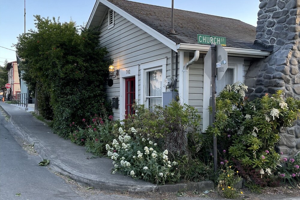 Mary's Place is a historic cottage with private garden in the center of town.