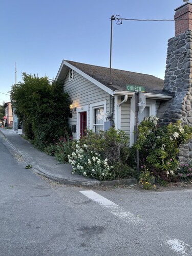 Mary's Place is a historic cottage with private garden in the center of town.