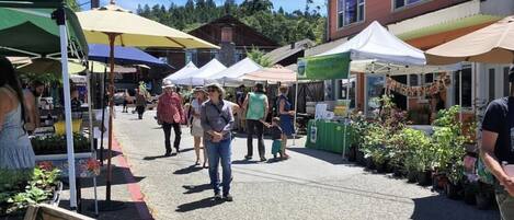 Un mercado callejero con vendedores y compradores.