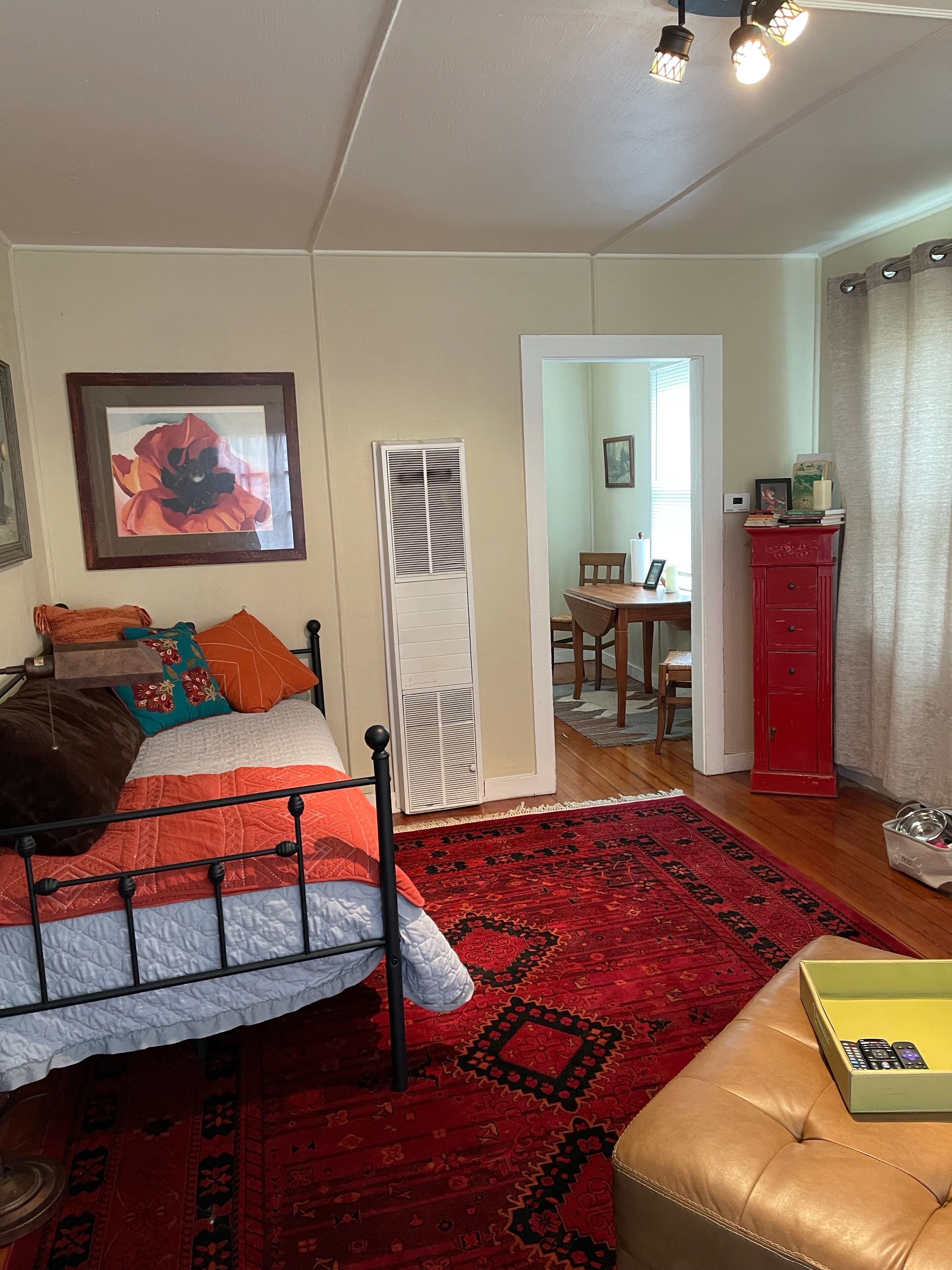 Mary's Place is a historic cottage with private garden in the center of town.