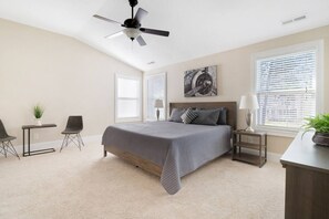 5 bedrooms, desk, iron/ironing board, WiFi - Spacious Family Getaway ~ Fire Pit~ Private Office (Raleigh)