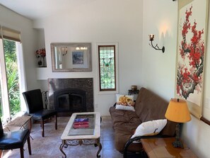 Smart-tv, ett bordtennisbord, böcker och kontor