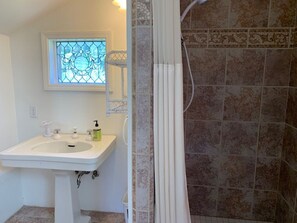 Duschwanne, Haartrockner, Handtücher, Seife