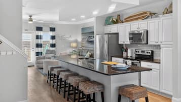 Refrigerador, microondas, horno, placa de cocina