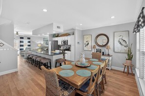 Dining - WhiteCap Beach & OCEAN VIEW! Pool & BBQ☀ (Corpus Christi)