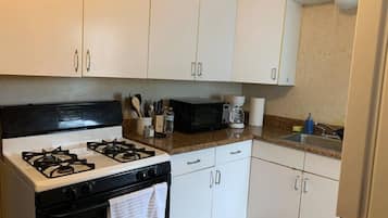 Een koelkast, een magnetron, een oven, een kookplaat