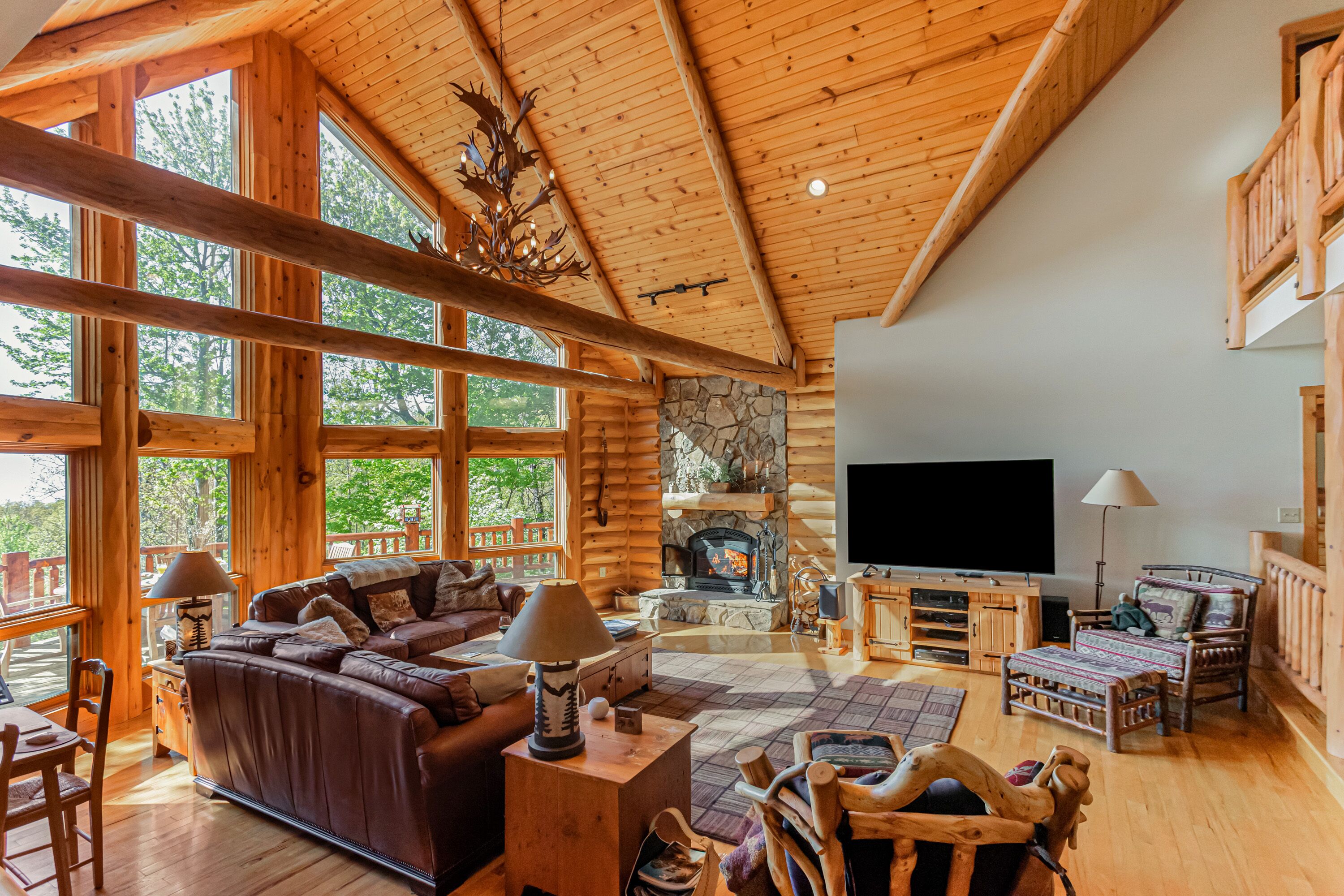 Mountain View Cabin near Asheville with Hot Tub