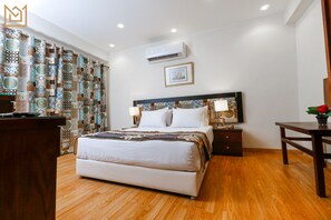 迷你吧、書桌、遮光布/窗簾、床單