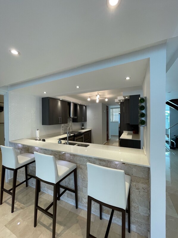 Microondas, cafetera y tetera, tostadora y licuadora 