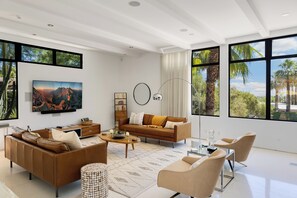 Smart TV, chimenea, libros y biblioteca musical 