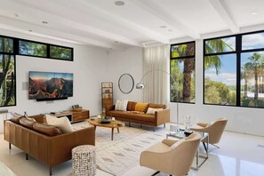 Smart TV, chimenea y oficina