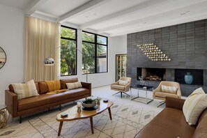 Smart TV, chimenea, libros y biblioteca musical 