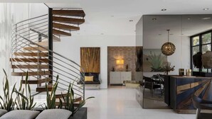 Un interior moderno con una escalera en espiral, una zona de cocina y un espacio de estar.