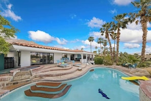 Indoor pool, a heated pool - Private Pickleball, Huge Pool, Game Room, Fire Pit (Palm Springs)
