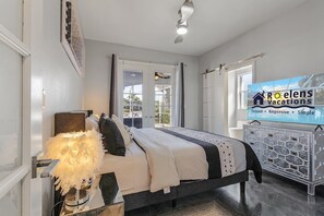 4 bedrooms, iron/ironing board, WiFi, bed sheets - Custom Pool with a NEW hot tub, Bikes, and Gulf Access! - Villa Whispering Palms - Roelens Vacations (Cape Coral)