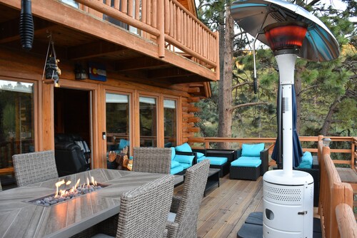 Log cabin with Pikes Peak views