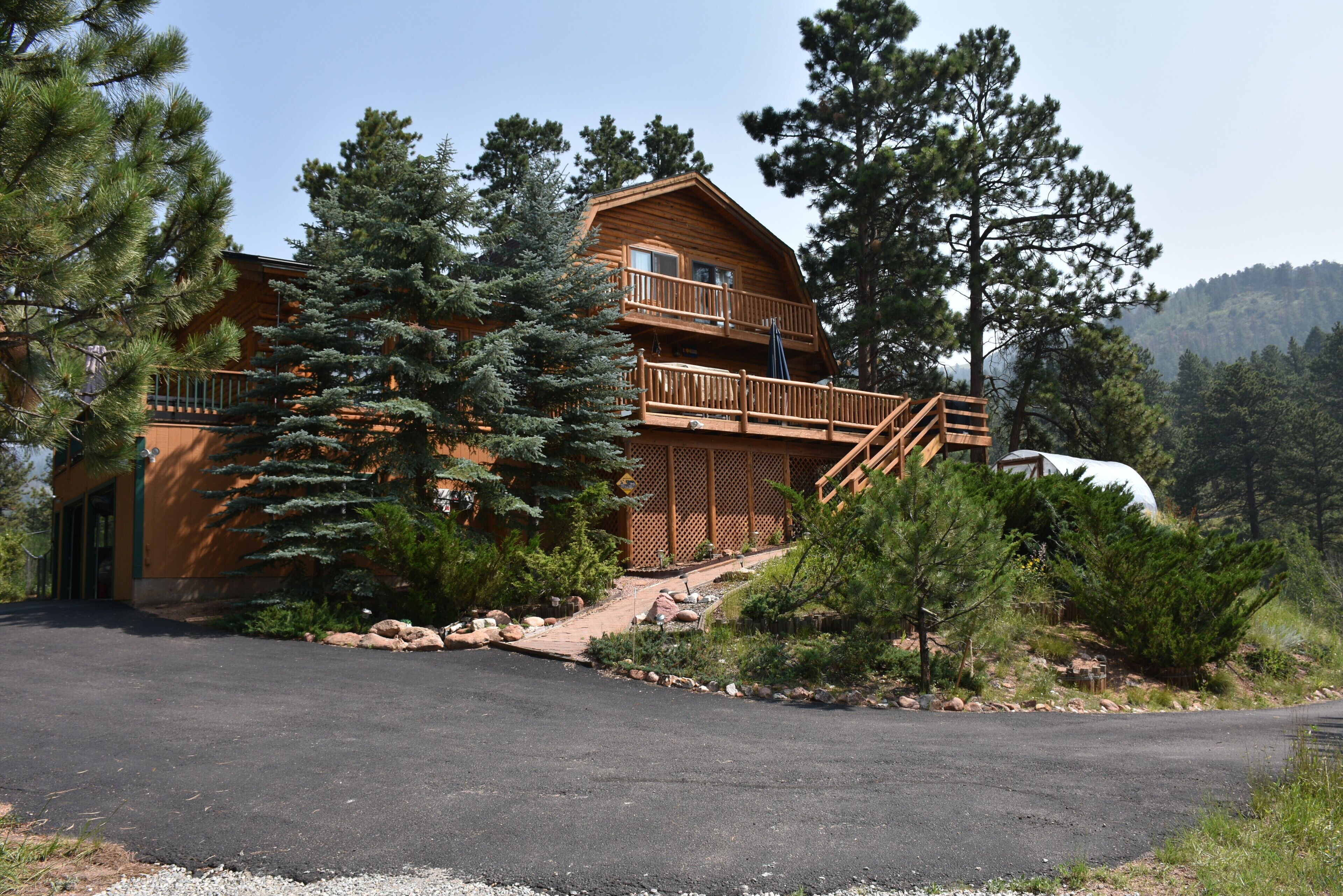 Log cabin with Pikes Peak views