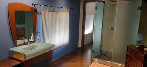 Regadera, secadora de cabello, toallas