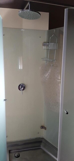 Douche, séchoir à cheveux, serviettes fournies