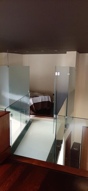 Réfrigérateur, micro-ondes, plaque de cuisson, lave-vaisselle