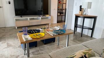 Ălytelevisio, Netflix, DVD-soitin, kirjoja