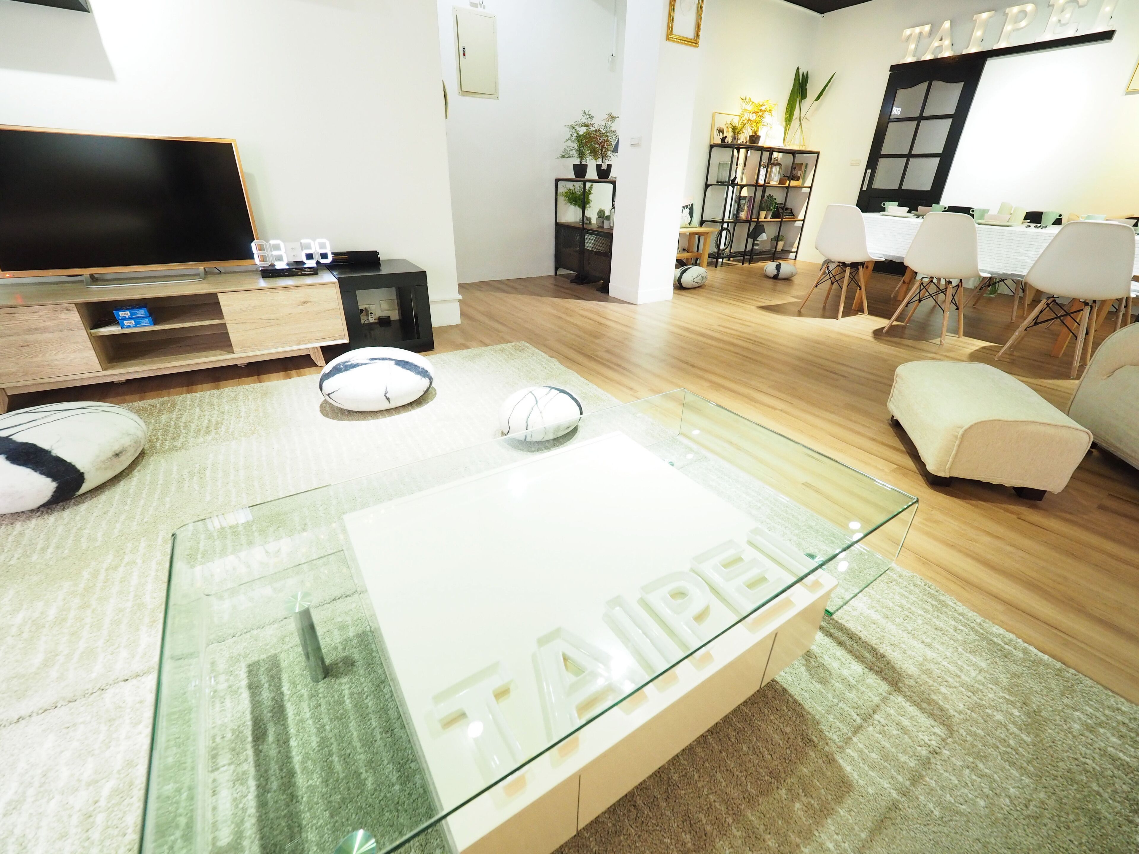 Deluxe Apartment | Living area | Flat-screen TV