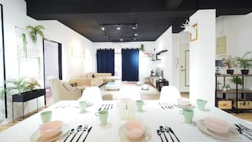Deluxe Apartment | Private kitchen | Electric kettle, cookware/dishes/utensils