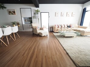 Deluxe Apartment | Living area | Flat-screen TV - Fuxing second (Taipei)