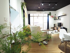 Deluxe Apartment | Living area | Flat-screen TV - Fuxing second (Taipei)