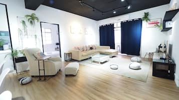 Deluxe Apartment | Living area | Flat-screen TV