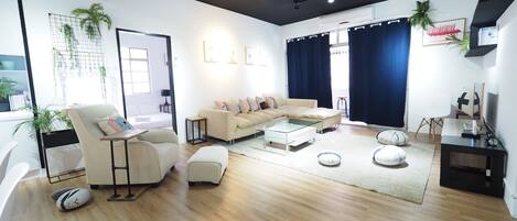 Deluxe Apartment | Living area | Flat-screen TV