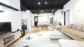 Deluxe Apartment | Living area | Flat-screen TV