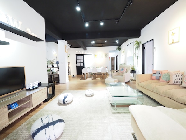 Deluxe Apartment | Living area | Flat-screen TV - Fuxing second (Taipei)
