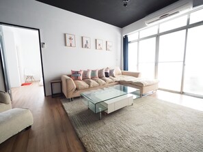 Deluxe Apartment | Living area | Flat-screen TV - Fuxing second (Taipei)