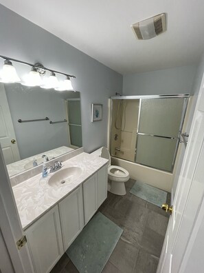 Duschwanne, Haartrockner, Handtücher, Seife