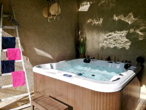 Indoor spa tub